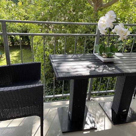 Attraktive Wohnung Mit Balkon Zum Gruenen Hinterhof Schwerin  Exterior foto