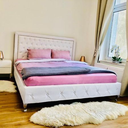 Attraktive Wohnung Mit Balkon Zum Gruenen Hinterhof Schwerin  Exterior foto