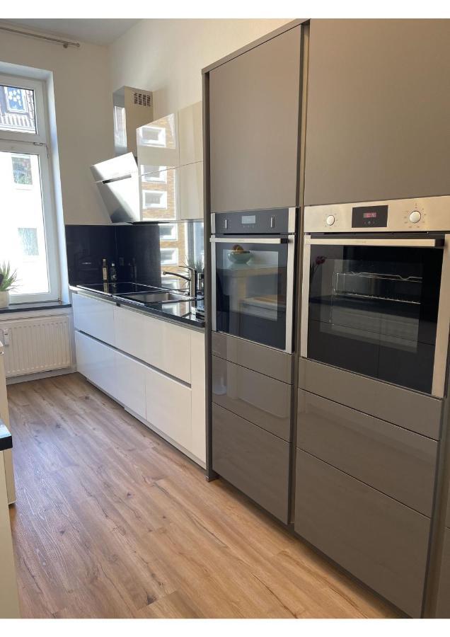 Attraktive Wohnung Mit Balkon Zum Gruenen Hinterhof Schwerin  Exterior foto