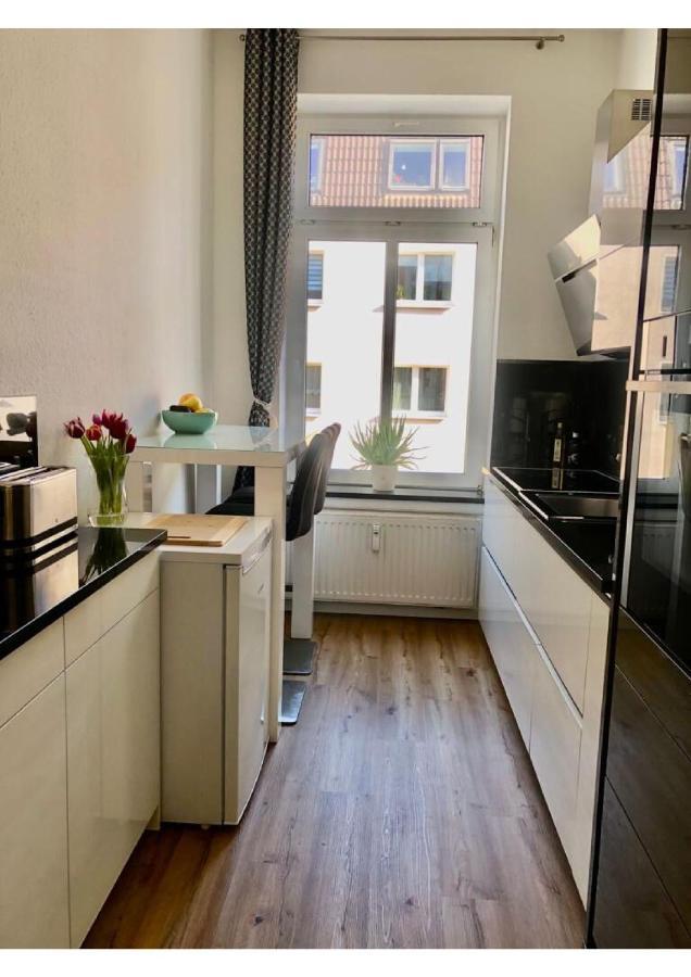 Attraktive Wohnung Mit Balkon Zum Gruenen Hinterhof Schwerin  Exterior foto