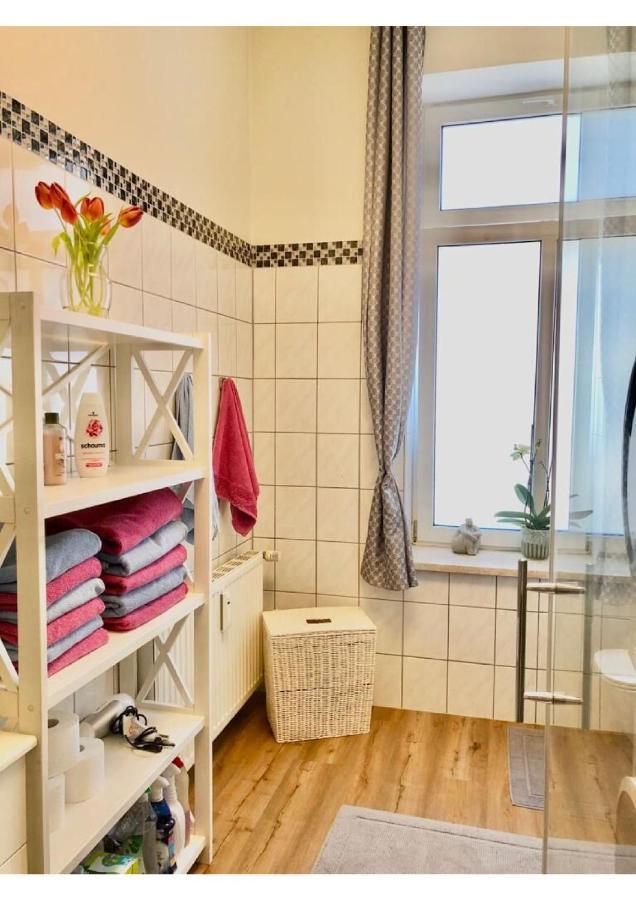 Attraktive Wohnung Mit Balkon Zum Gruenen Hinterhof Schwerin  Exterior foto