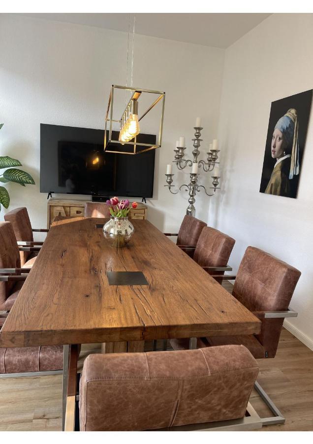 Attraktive Wohnung Mit Balkon Zum Gruenen Hinterhof Schwerin  Exterior foto