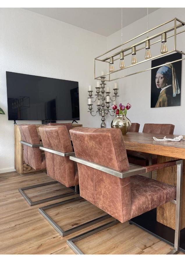 Attraktive Wohnung Mit Balkon Zum Gruenen Hinterhof Schwerin  Exterior foto