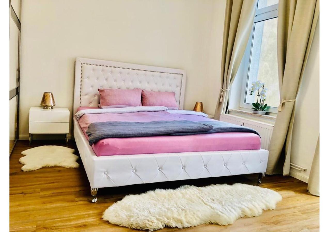 Attraktive Wohnung Mit Balkon Zum Gruenen Hinterhof Schwerin  Exterior foto